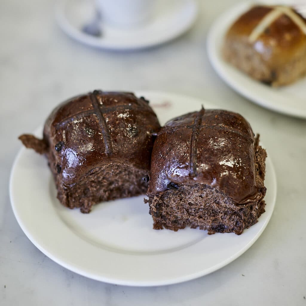 NUTELLA & CHOCOLATE HOT CROSS BUN